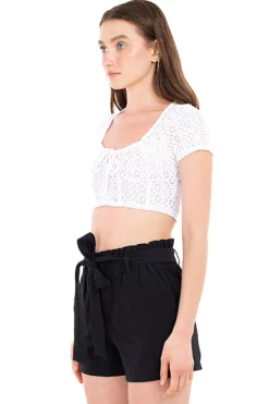 Blusa crop eyelets