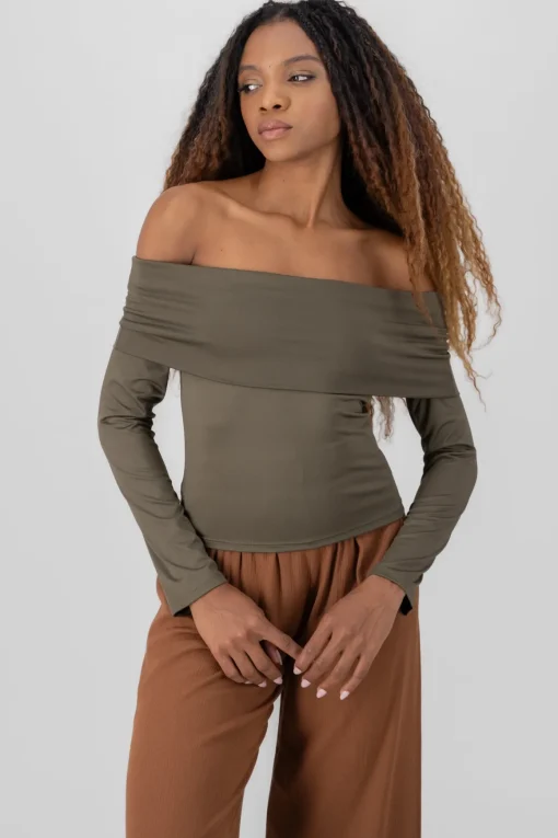 Blusa off shoulder manga larga