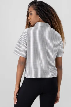 Camisa crop ligera manga corta
