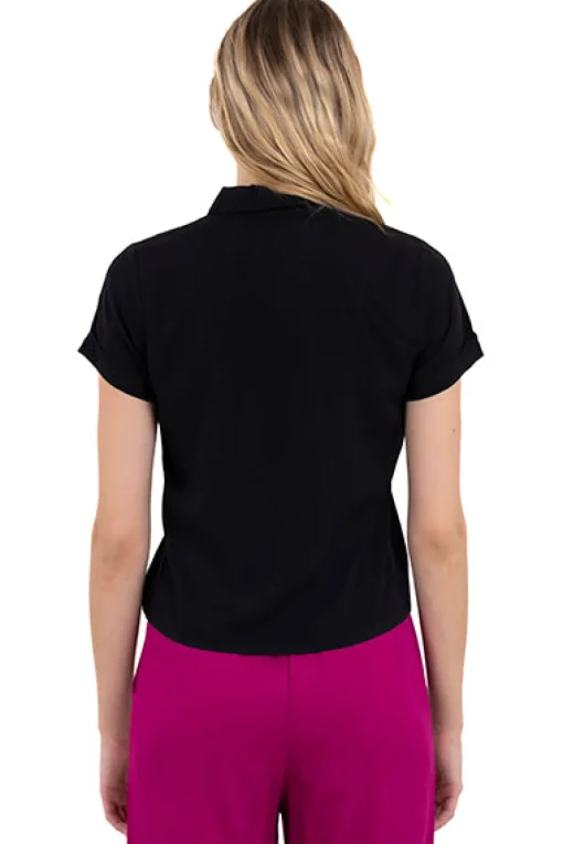 Camisa crop manga corta bolso