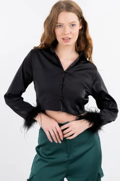 Camisa crop satín plumas