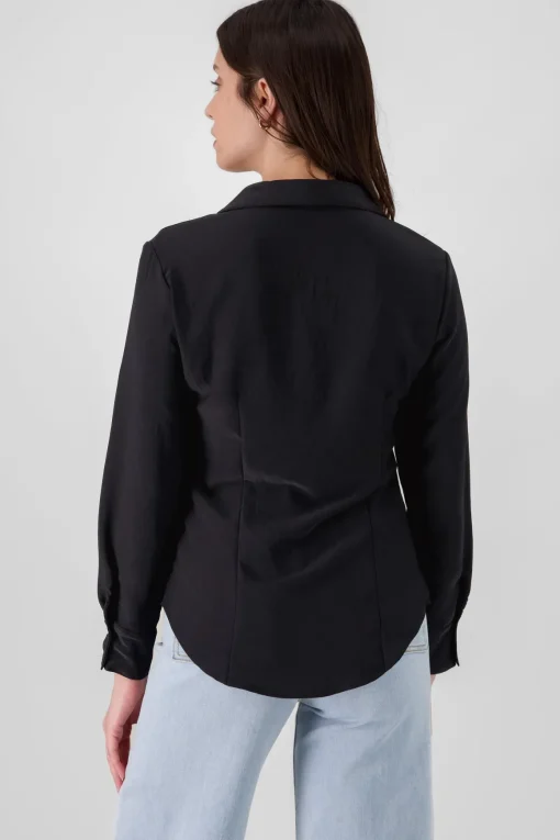 Camisa lisa manga larga detalle pinzas