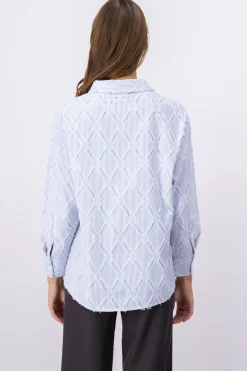 Camisa texturizada rombos flecos