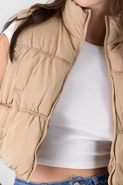 Chaleco crop capitonado cuello alto