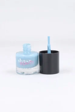 Esmalte uñas azul claro pastel