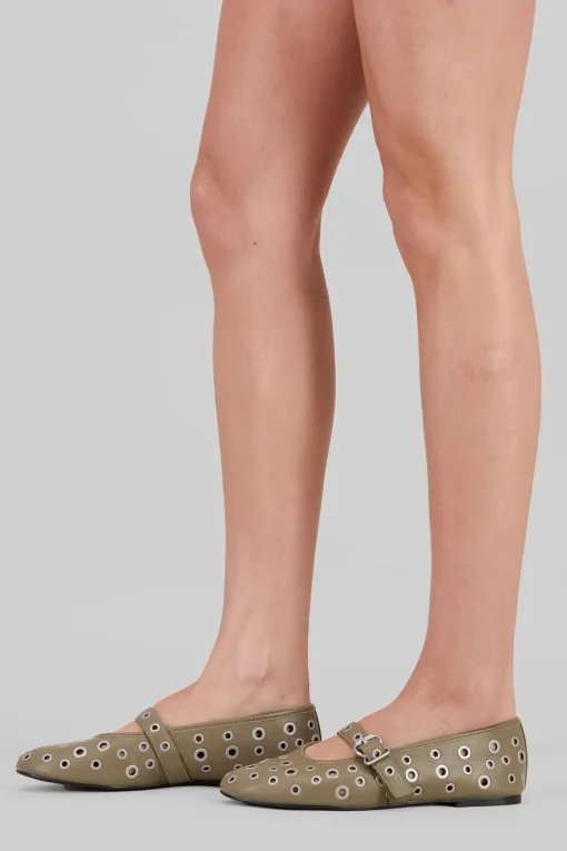 Flat Studs Megas