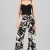Pantalon amplio tropical detalle laso