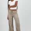 pantalon detalle textura plisado jareta