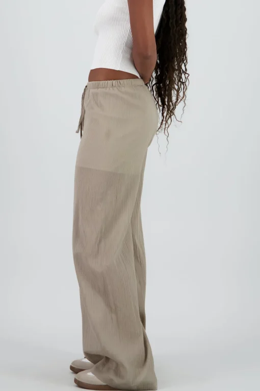 pantalon detalle textura plisado jareta