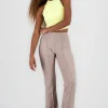 Pantalon flare con costruras