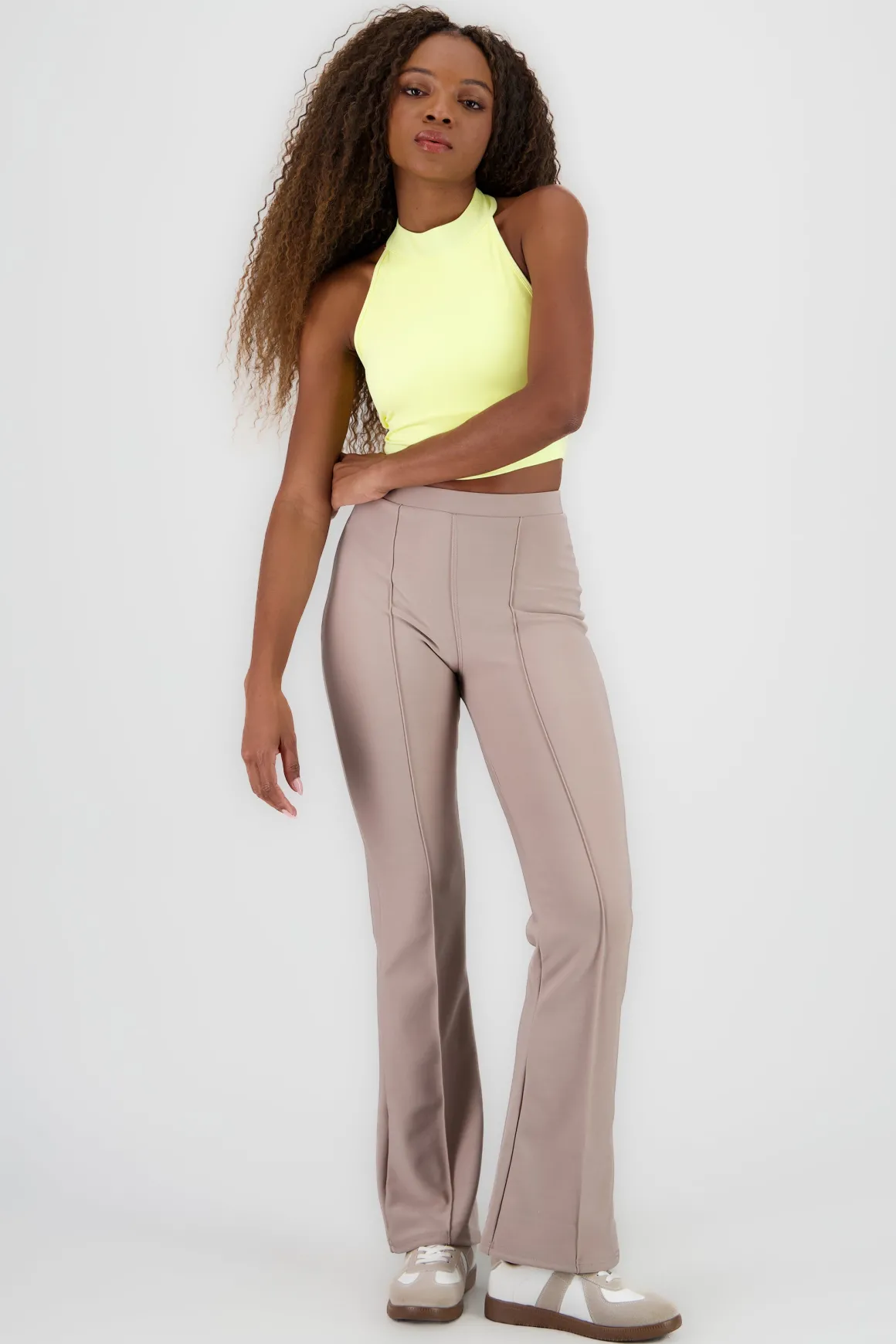 Pantalon flare con costruras
