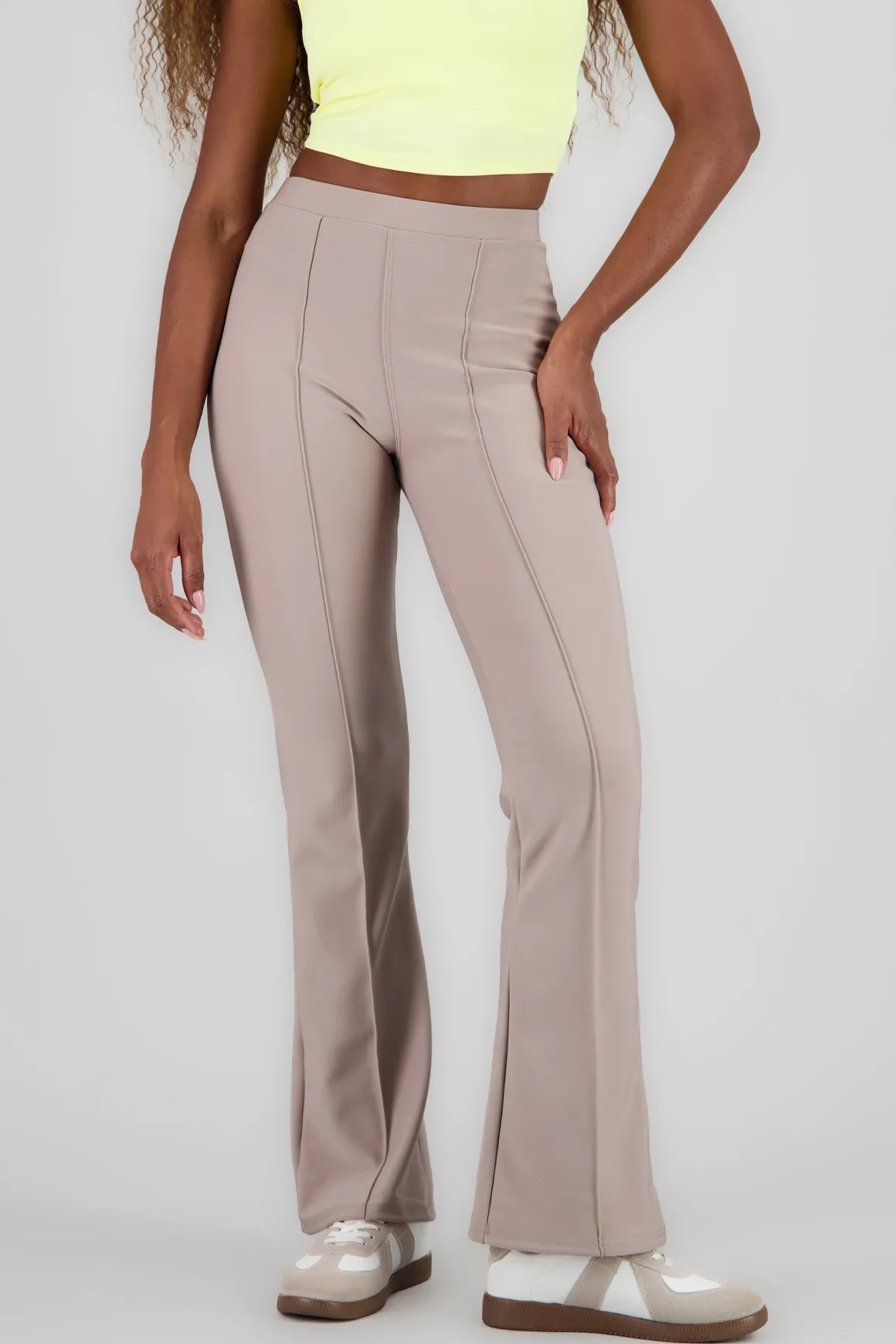Pantalon flare con costruras