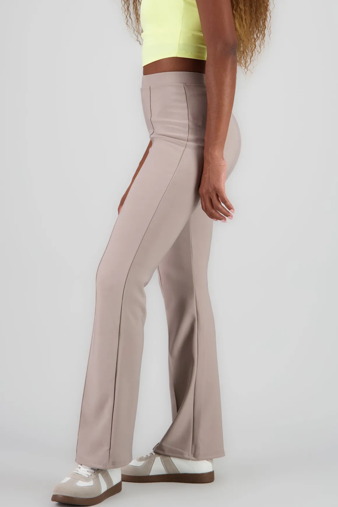 Pantalon flare con costruras