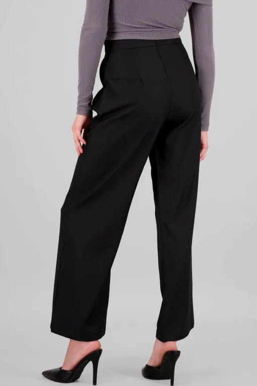 Pantalon recto detalle doble pinza bolsas