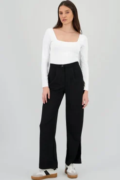 Pantalones con detalle de rayas al costado