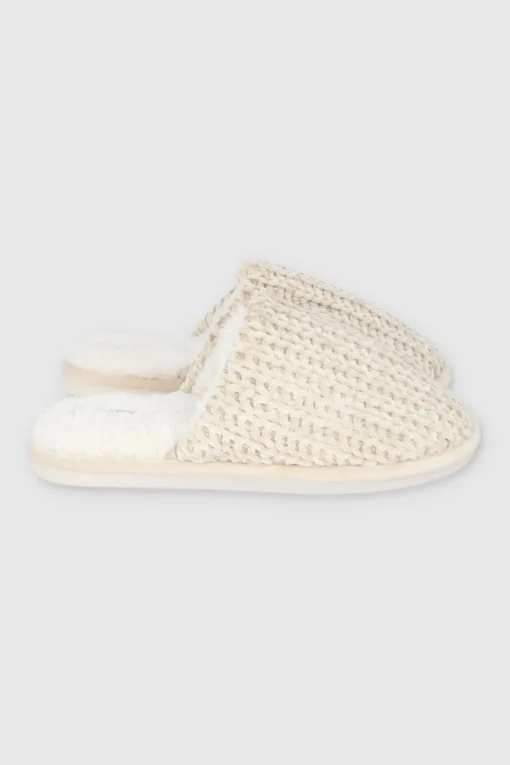 Pantufla mula tejida