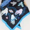 Pañuelo estampado manos