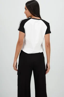 Playera crop detalle estampado contraste mangas