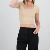 Playera de manga corta con escote
