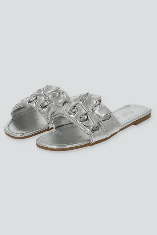 Sandalia tira ancha pliegues gemas grandes