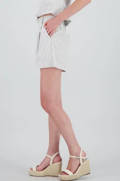 Short amplio rayas