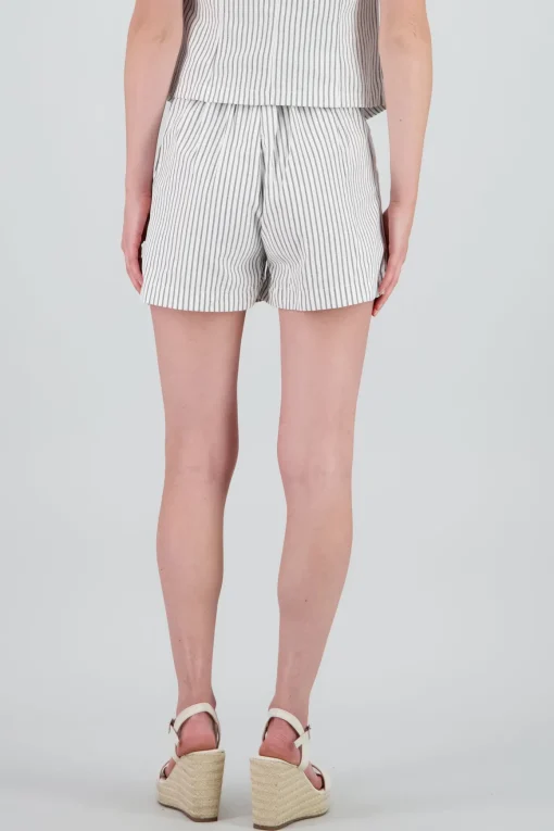 Short amplio rayas