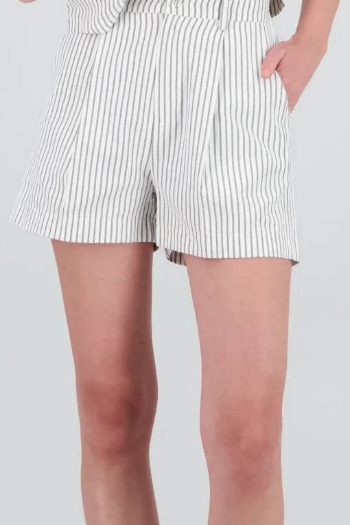 Short amplio rayas