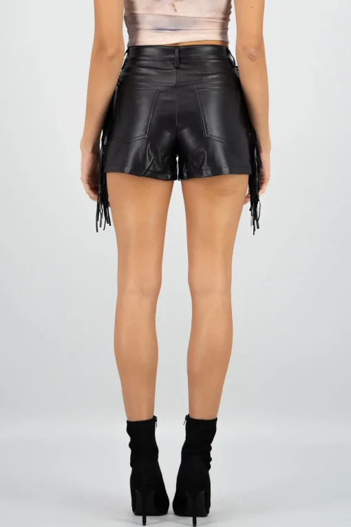 Short efecto piel detalle flecos