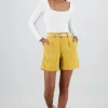 Short liso detalle presillas cinturon