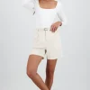 Short liso detalle presillas cinturon