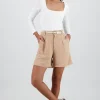 Short liso detalle presillas cinturon