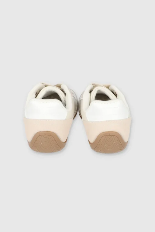 Tenis casual puntal