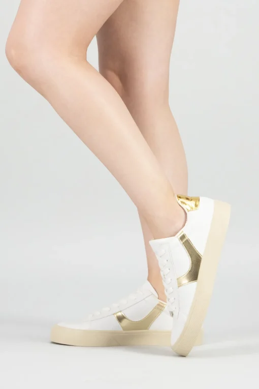 Tenis suela ancha detalle talon