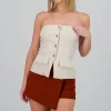 Top formal con bolsas y accentos de botones