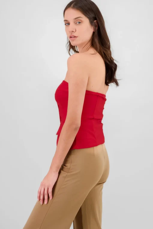 Top formal con bolsas y accentos de botones