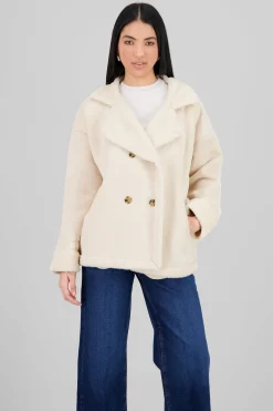 Abrigo corto con textura y botones