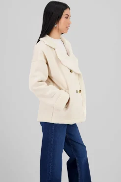 Abrigo corto con textura y botones