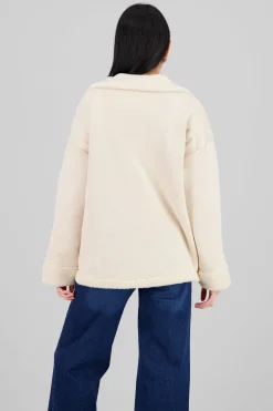 Abrigo corto con textura y botones