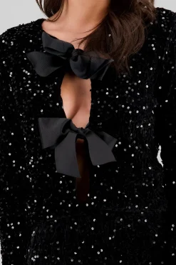 Abrigo ligero de lentejuelas y listones al centro