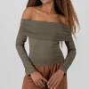 Blusa off shoulder manga larga