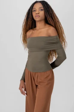 Blusa off shoulder manga larga