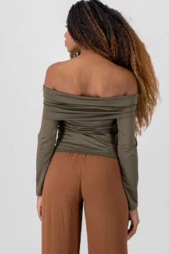 Blusa off shoulder manga larga