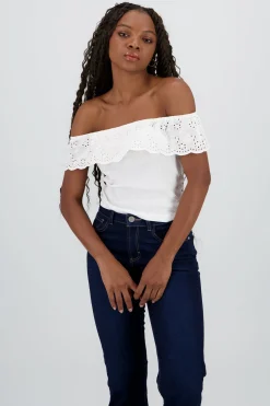 Blusa strapless con olan bordado y rib