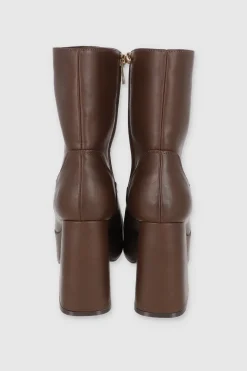 Bota plataforma desgastada