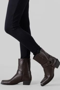 Botin vaquero punta rebanada detalle metal