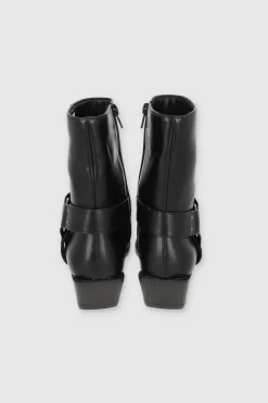 Botin vaquero punta rebanada detalle metal