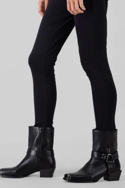 Botin vaquero punta rebanada detalle metal