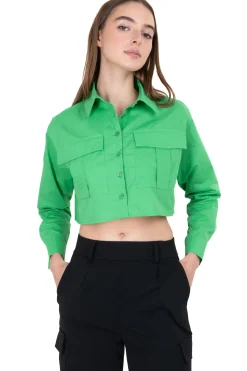 Camisa crop bolsillos frontales