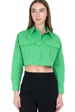 Camisa crop bolsillos frontales