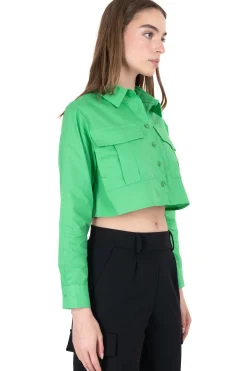 Camisa crop bolsillos frontales